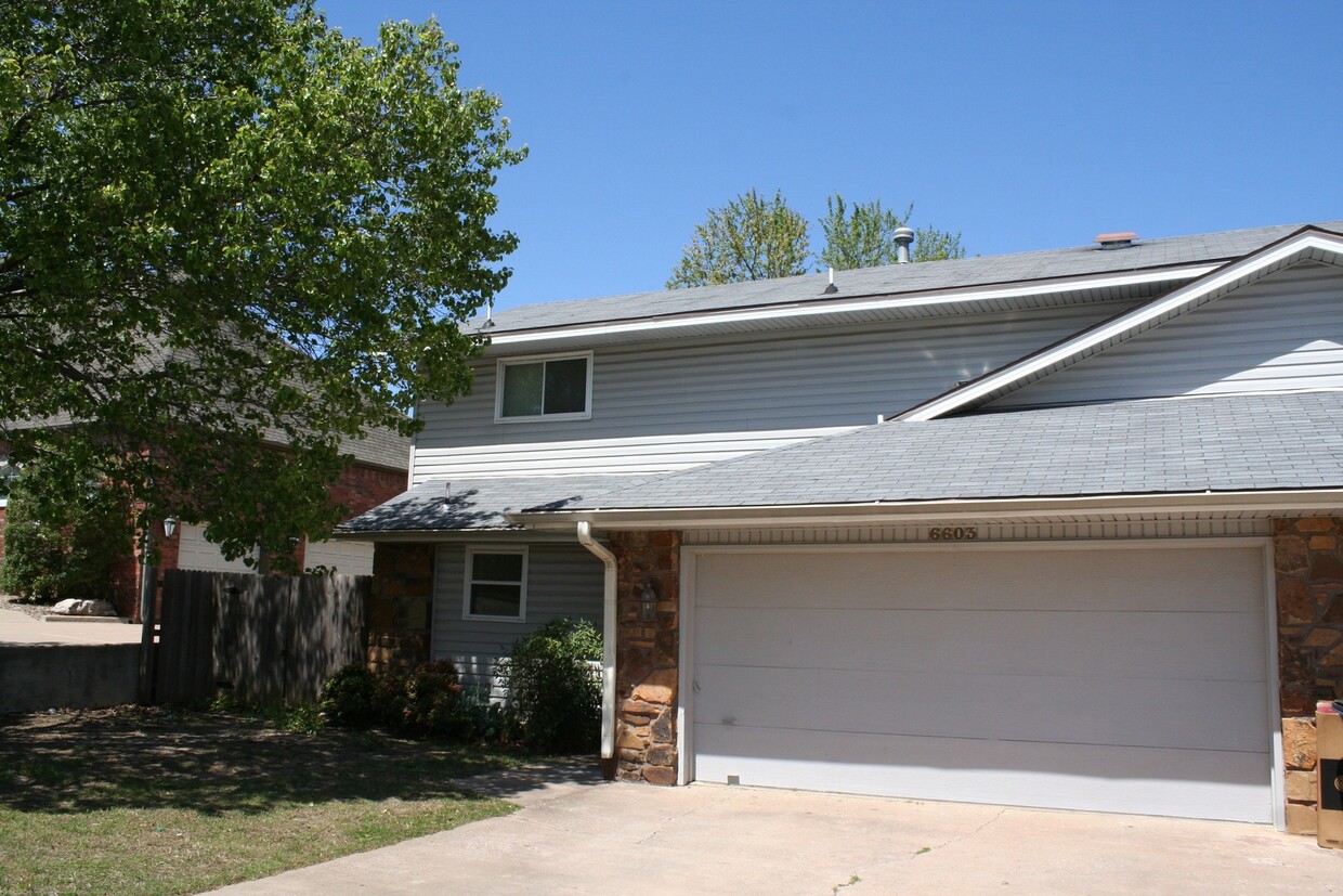 Primary Photo - Massive 3 bedroom duplex with living room ...
