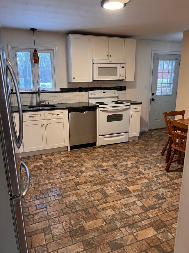 Building Photo - 46 Valley View Dr