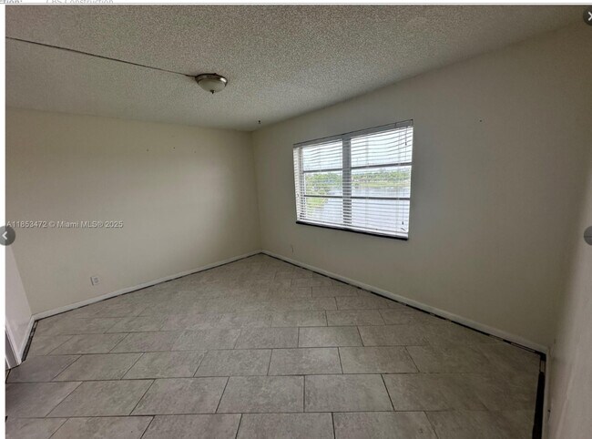 Foto del edificio - 8710 N Sherman Cir