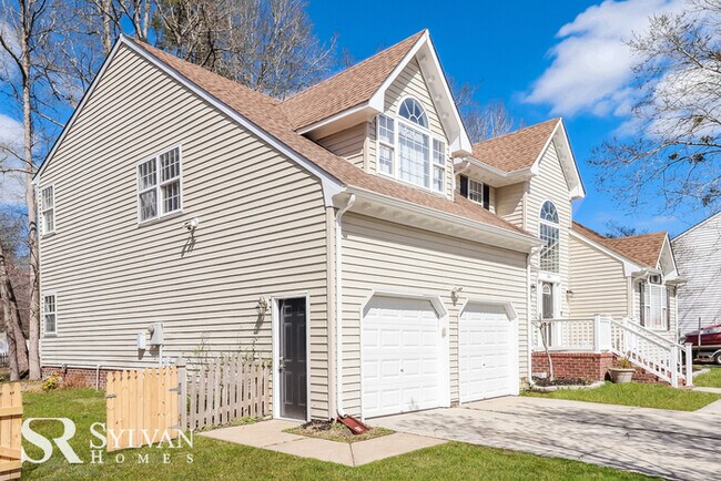 Building Photo - Easy living in this 4 BR, 2.5 BA home