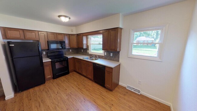 Kitchen - 1532 W Iles Ave