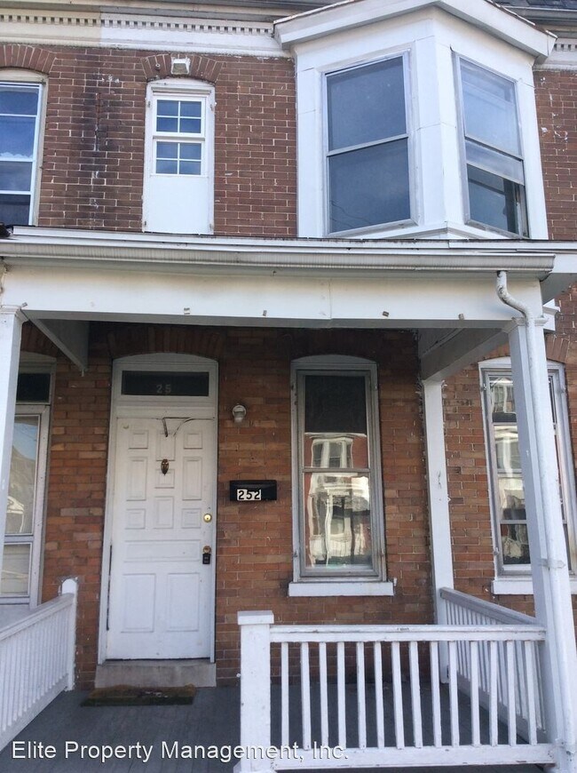 Building Photo - 5 br, 1 bath House - 252 W. Cottage Pl.