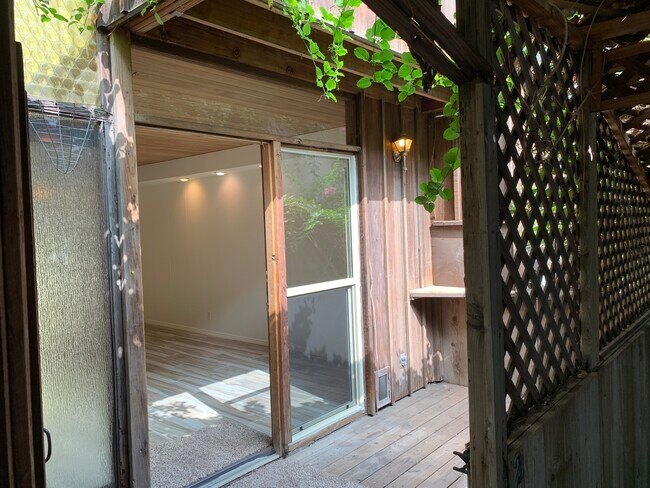 Entry - 1850 Pandora Ave