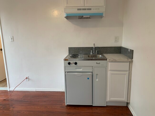 Building Photo - 1058 W 111th St