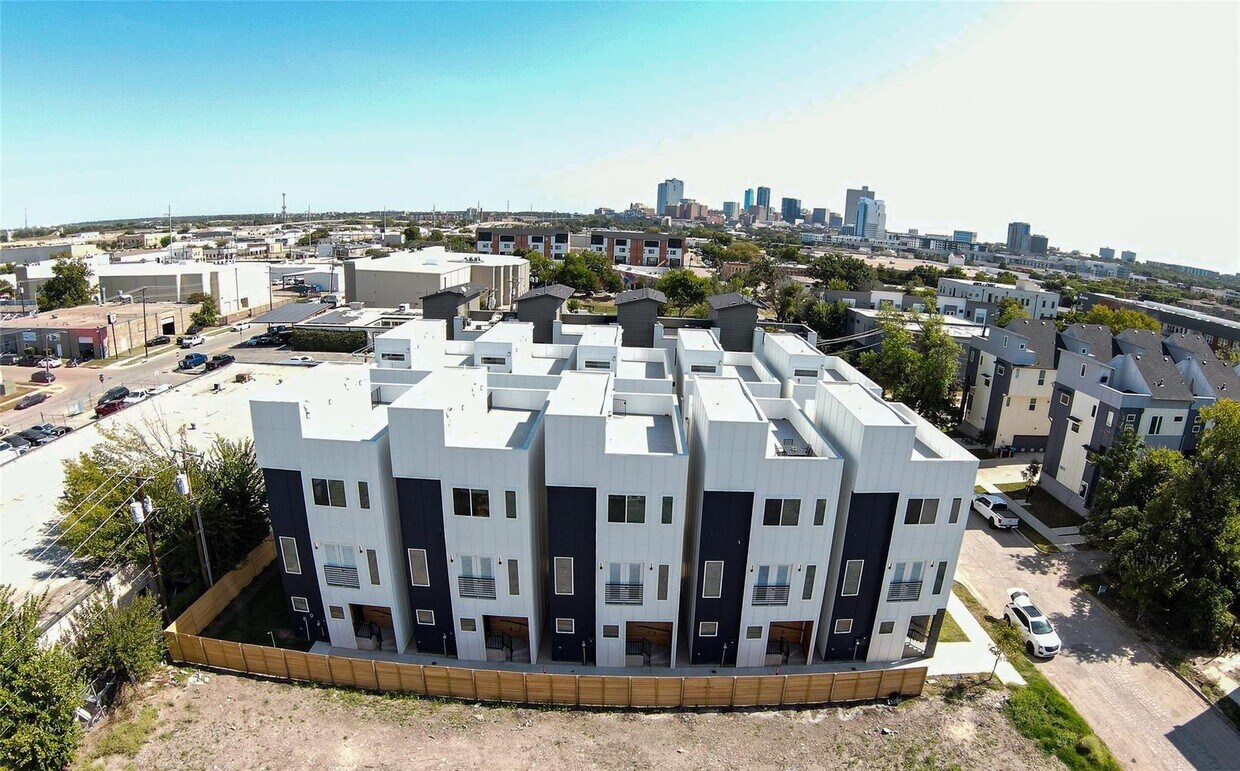 Foto principal - New Beautiful Townhome Great Location