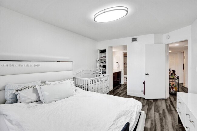 Foto del edificio - 9901 Westview Dr
