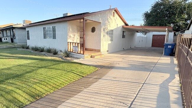 Building Photo - 3 Bedroom 2 bathroom house located near the Kern Medical Hospital, East Bakersfield High, and a s...