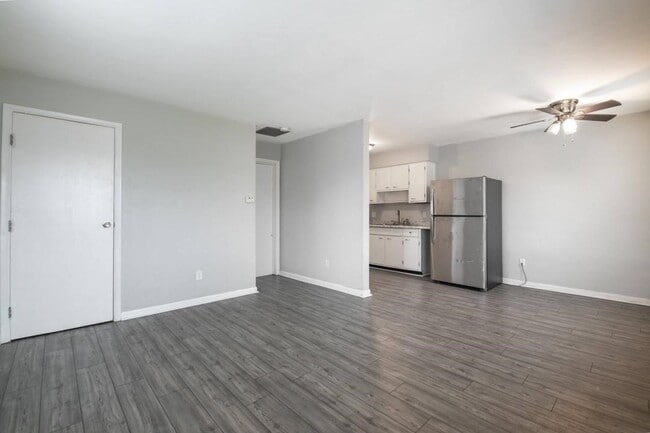 Building Photo - 446 E Siebenthaler Ave