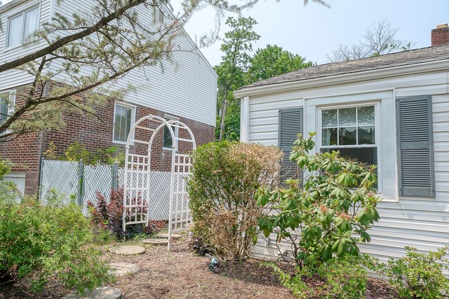 Building Photo - One Bedroom One Bath in Scott Township