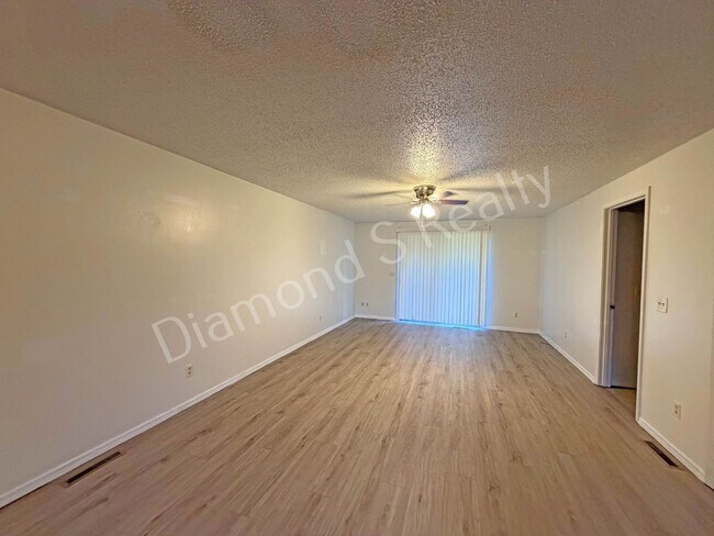 Foto del edificio - 2335 W Farm Rd 164