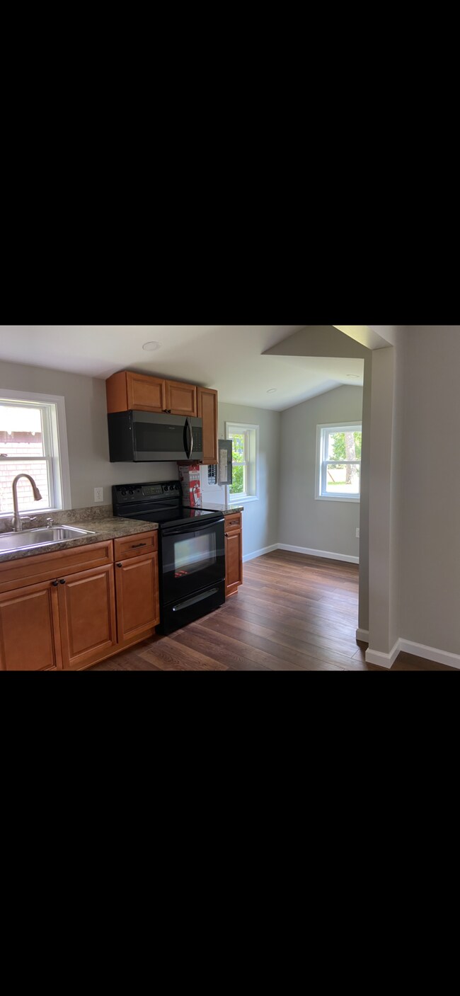 Cocina con zona de comedor para una mesa pequeña. - 505 Union Ave