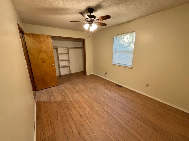 Foto del edificio - Introducing a charming 2-bedroom, 1-bathroom house in the desirable location of Russellville, AR.