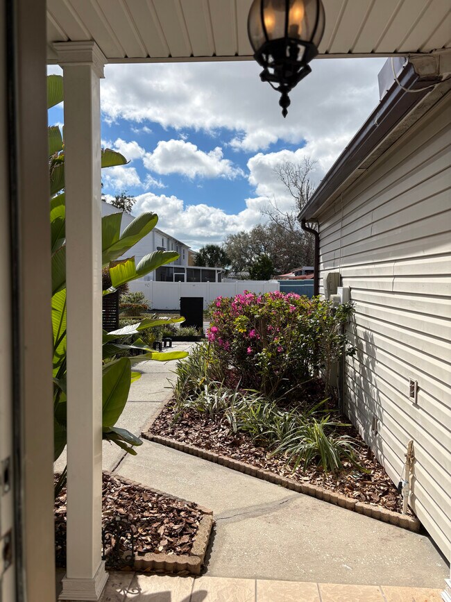 Foto del edificio - 6141 Oak Cluster Cir