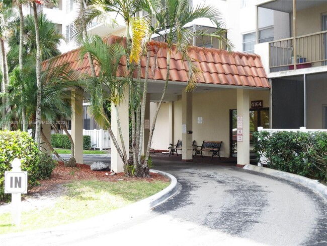 Building Photo - 4164 Inverrary Dr
