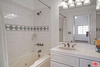 Building Photo - 850 N Poinsettia Pl