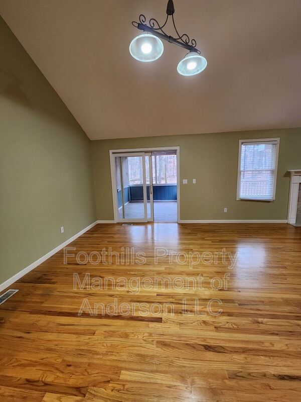 Building Photo - 102 Circle Dr