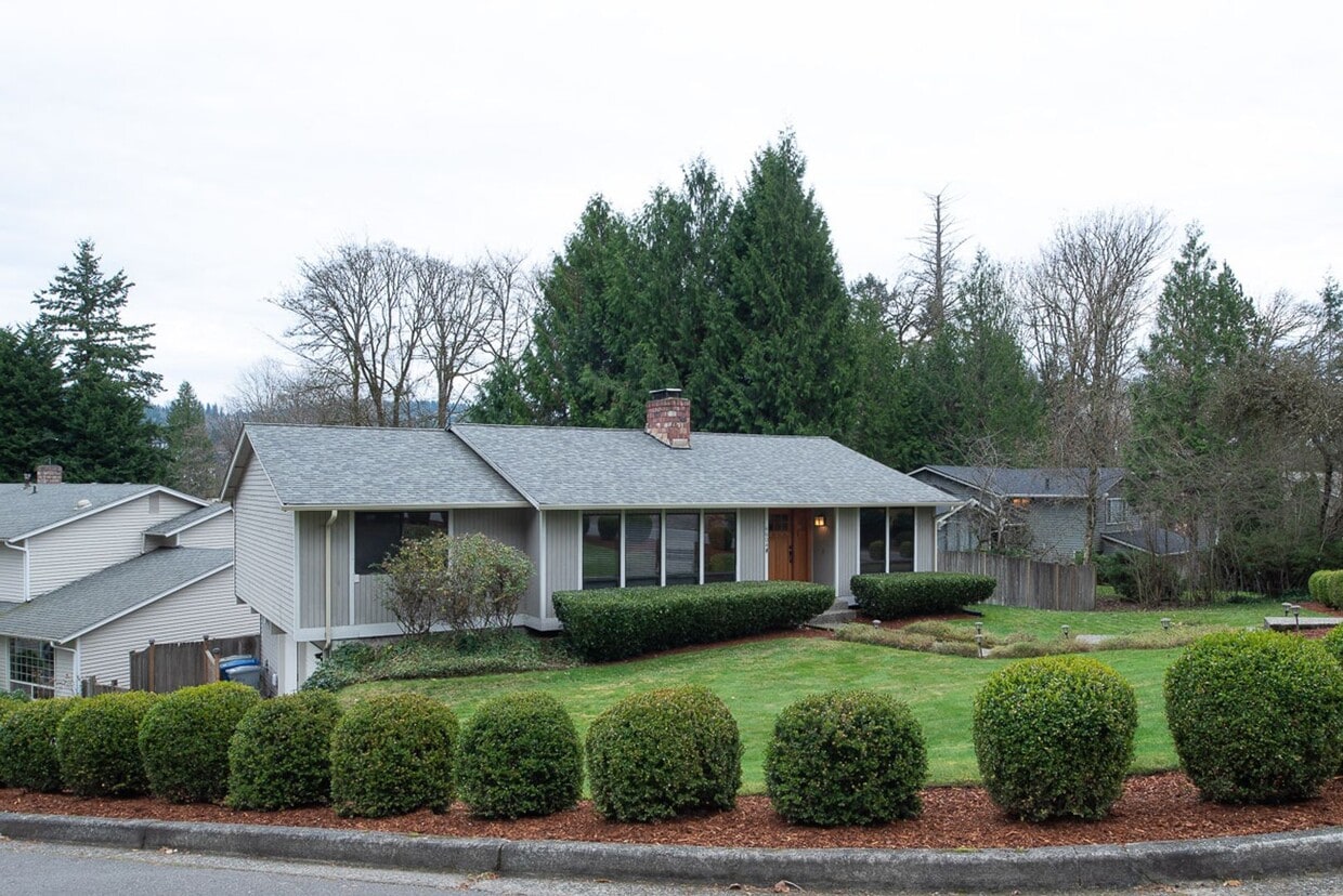 Primary Photo - Spacious 4-Bedroom Home Offering Seamless ...