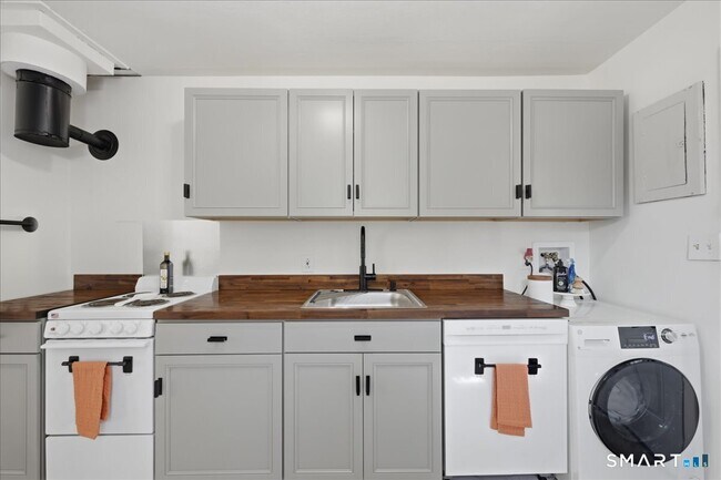 Foto del edificio - 106 Midway Oval