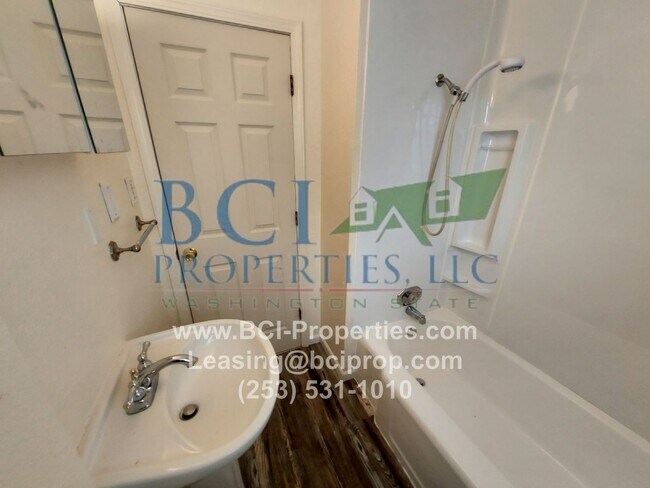 Foto del edificio - JUST REMODELED!! THIS 2 BEDROOM HOUSE AVAI...