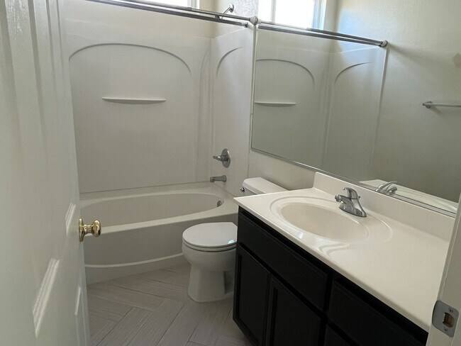 Foto del edificio - 619 Snow Creek Ln