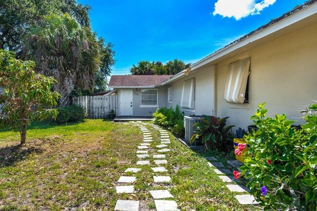 Building Photo - 8642 Sunset Dr