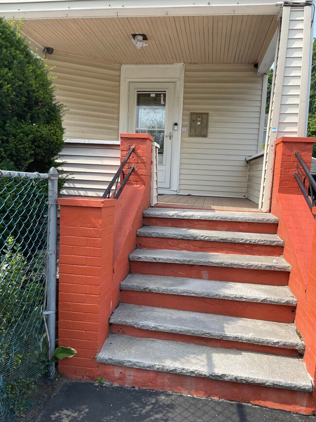 Building Photo - 139 River St