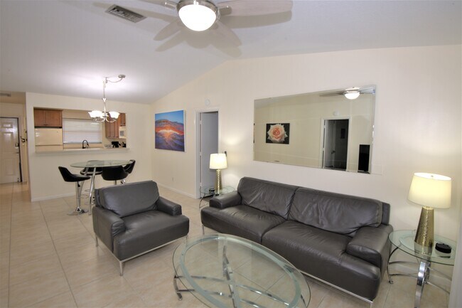Mobiliario moderno y cómodo para relajarse en su oasis personal. - 1291 SE Parkview Pl