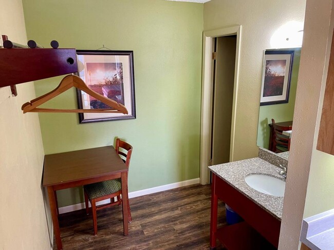 Building Photo - 1607 North Lacrosse Street, Unit Studio