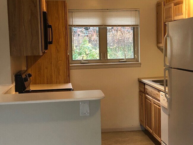 Kitchen - 610 Dell Plz