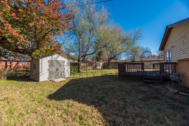 Building Photo - 900 N Brownthrush Ln
