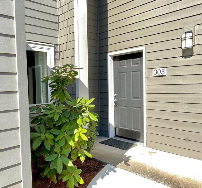 Foto del edificio - Charming Lake Oswego Unit in Oswego Bay Co...