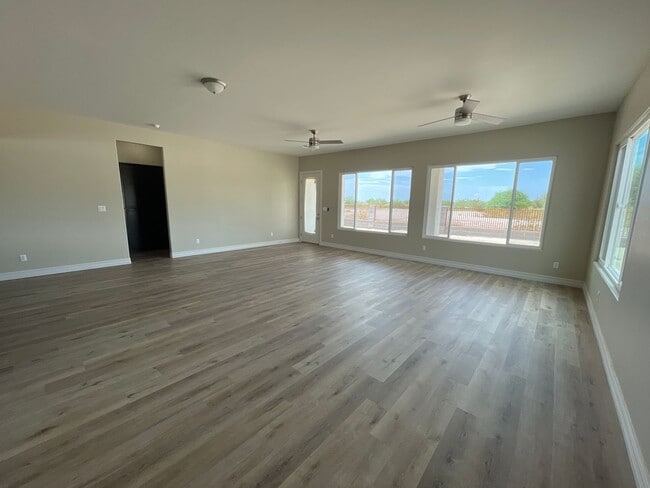 Building Photo - UPGRADED - IMMACULATE HOME WITH GOLF COURS...