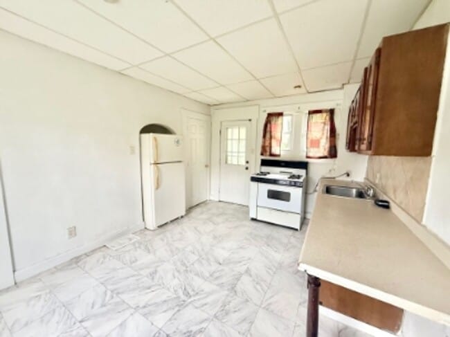 Photo - 877 Vankirk St House