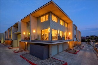 Building Photo - 604 N Bluff Dr