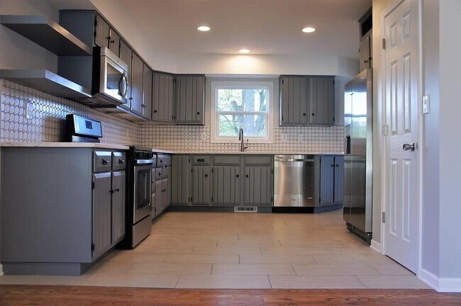 Building Photo - 4213 Riverview Dr