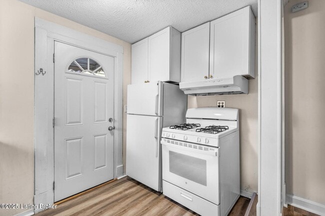Building Photo - 204 S Bayly Ave
