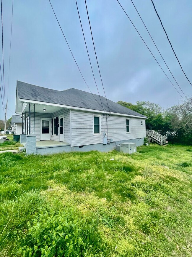 Foto del edificio - Must see this adorable 2 bed 1 bath bungal...