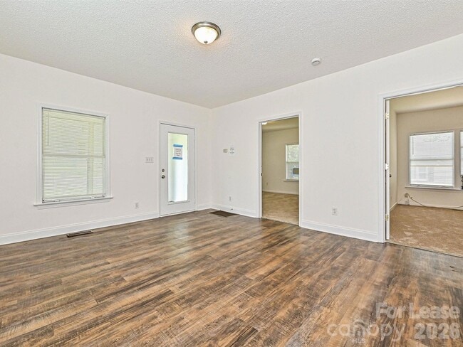 Building Photo - 610 N Pear St