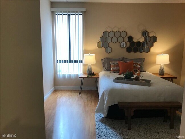 Building Photo - 3 br, 2 bath Condo - 625 S Berendo St Apt 305