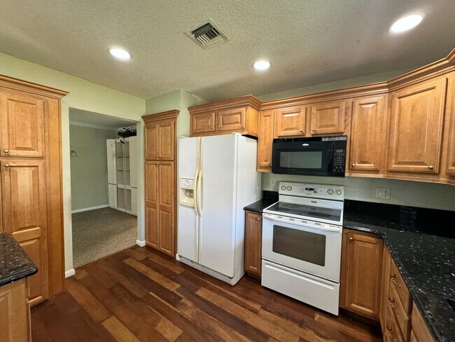 Building Photo - 5840 Summerfield Ct