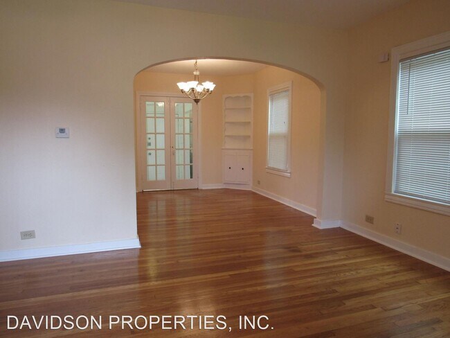 Building Photo - 2220-2220 W Mistletoe Ave
