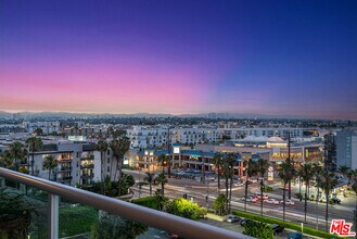 Building Photo - 13600 Marina Pointe Dr