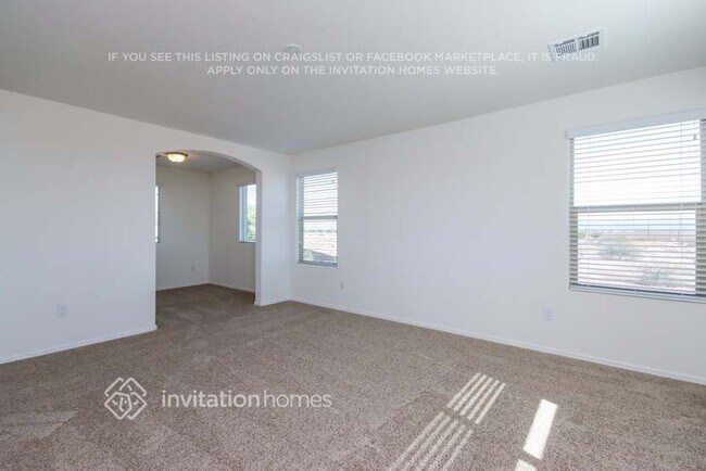 Building Photo - 1323 E Palomino Way