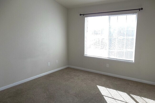 Building Photo - 1335 Lake Cir