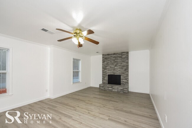 Foto del edificio - Move in ready beautiful 5-bedroom, 3-bathr...