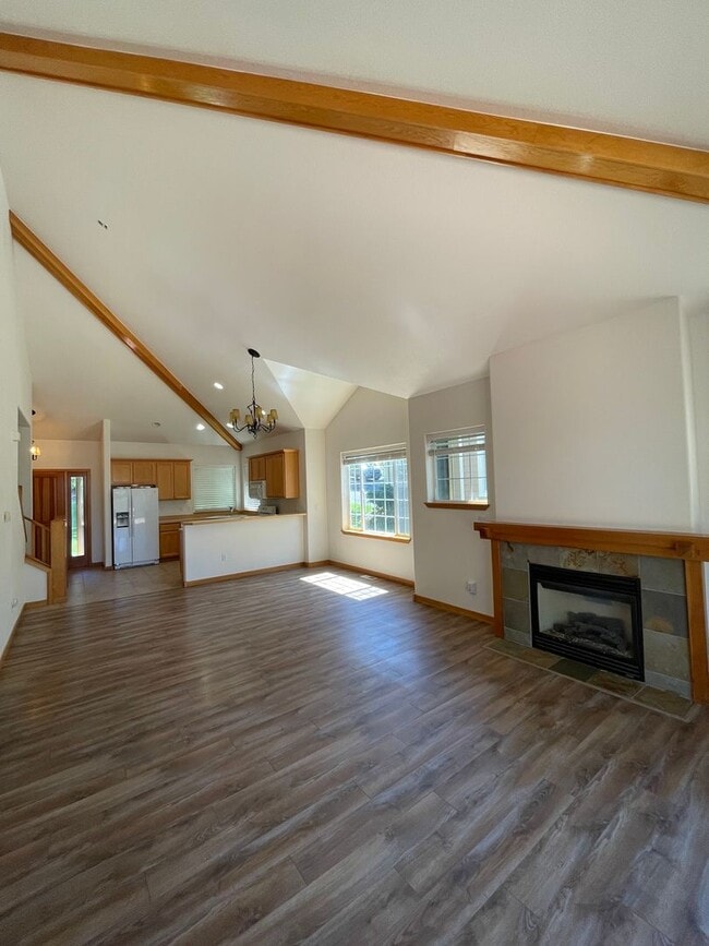 Building Photo - Spacious 3-Bed Home with Private Baths
