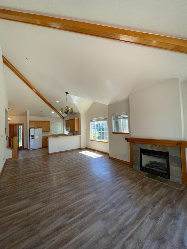 Foto del edificio - Spacious 3-Bed Home with Private Baths