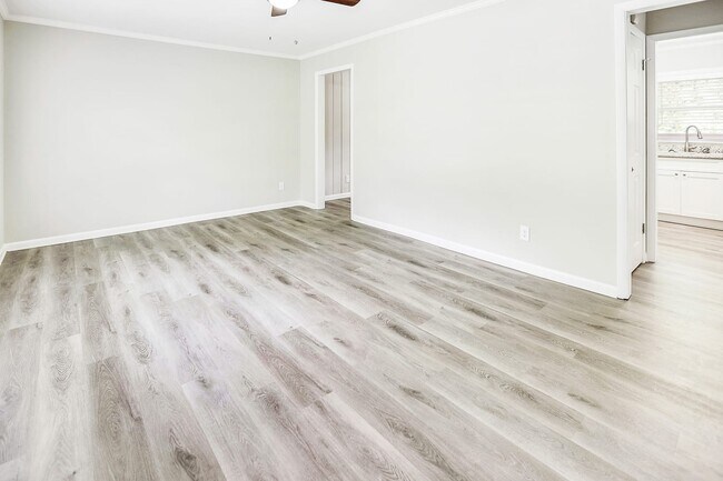 Building Photo - 3582 Highwood Dr Sw