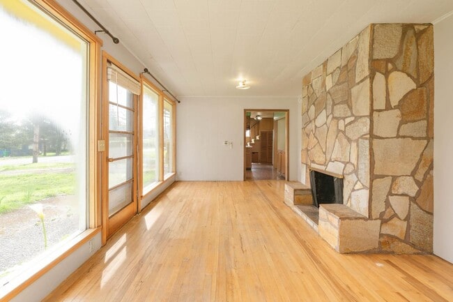 Building Photo - Quaint, inviting 4-bdrm/2-bath home in Cloverdale. Serene living, huge yard, covered patio