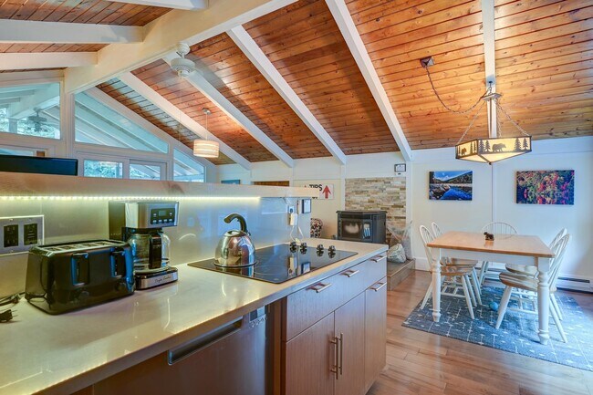 Foto del edificio - 400 Rolling Ridge Rd